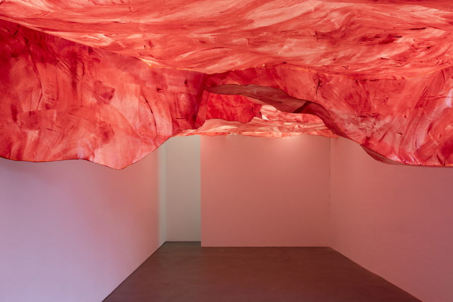 Simone Holliger, venir en main, 2022. Papier, Acrylfarbe, Kleber, Holz. Courtesy the artist. Installation view Kunsthaus Baselland 2023. Photo: Gina Folly