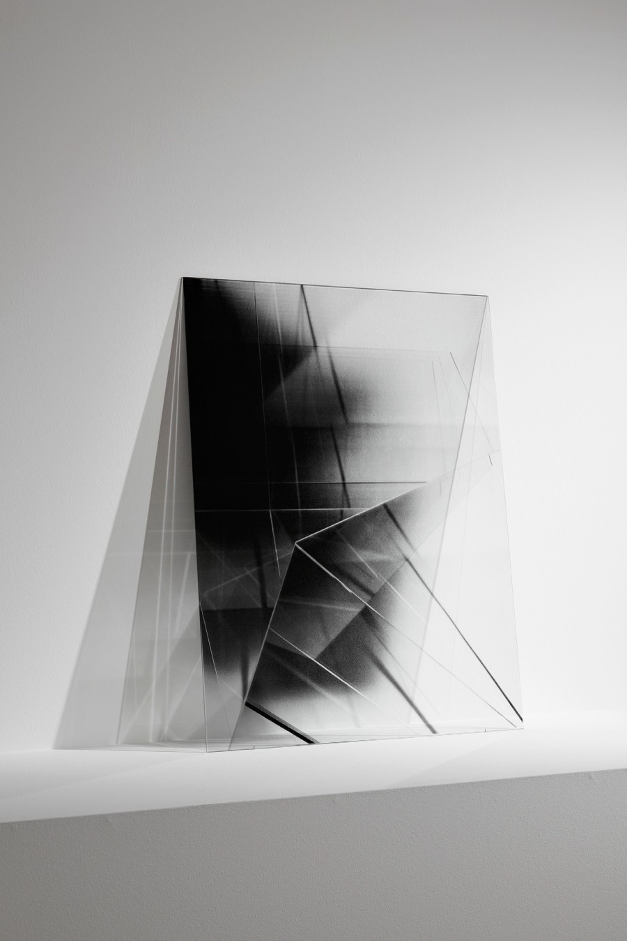 Daniela Droz, Fragment, 2018. Photographie et sérigraphie sur verre, 80 x 60 cm.