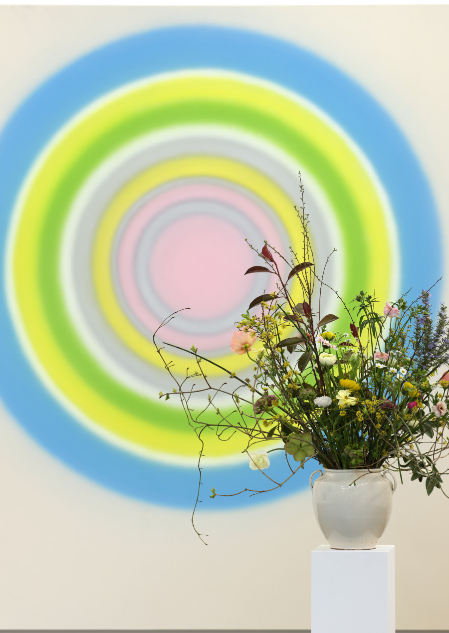 Blumen für die Kunst, Florale lnterpretation von Heidi Huber, Frauenfeld, zum Werk von Ugo Rondinone (*1964), viertermaineunzehnhundertzweiundneunzig,1992 Aargauer Kunsthaus / Schenkung Ugo Rondinone. Foto: David Aebi, Bern