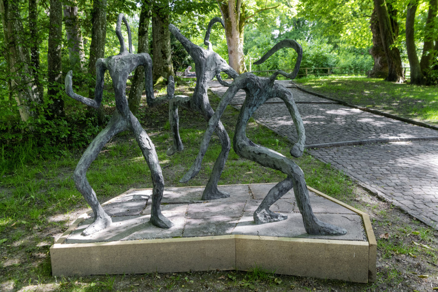 Installationsansicht Schweizer Skulptur seit 1945 - 12.06.21 – 26.09.21, Aargauer Kunsthaus, Aarau Rosa Studer-Koch (1907-1991) Danse Bashi (3-teilig), Ende 1970. Bronze, 130 x 85 x 50 cm; 160 x 90 x 50 cm; 150 x 75 x 50 cm Geschwister Jäggli. Foto: René Rötheli, Baden