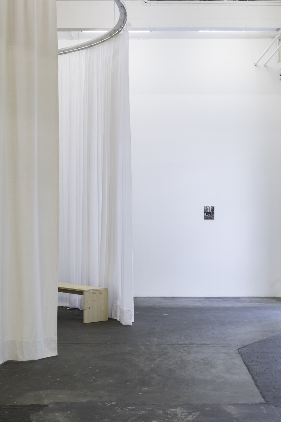 «Entangled Events», Camille Kaiser, Off-camera, 2022.; Natalie Portman, One of us, 2022. Photo: Kunst Halle Sankt Gallen, Sebastian Schaub. Courtesy: the artists.