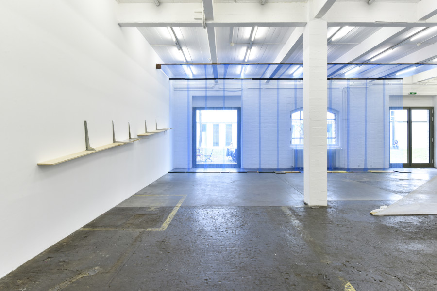 Valentina Minnig, Treppe Gamba, 2020, Schutznetz Blau, 2020. Courtesy: the artist. Photo: Kunst Halle Sankt Gallen, Sebastian Schaub