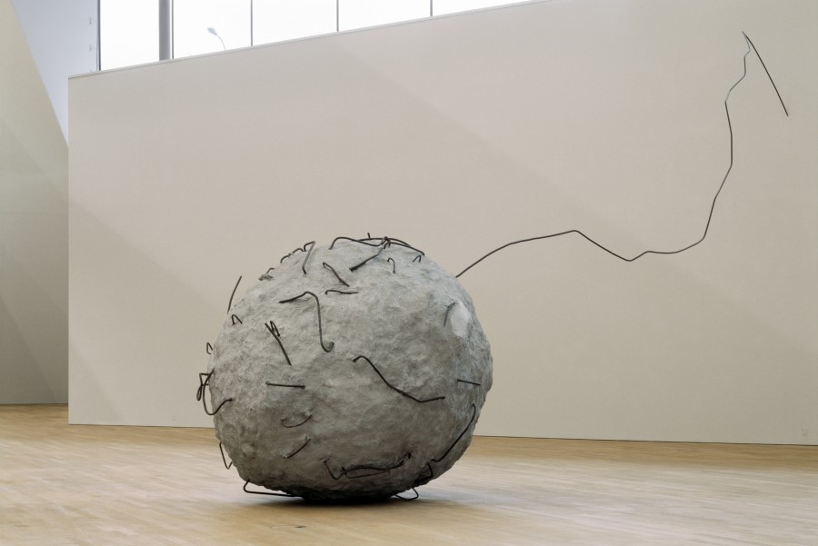 Monika Sosnowska, Concrete Ball, 2008, Emanuel Hoffmann-stiftung, Depositum in der Öffentlichen, Kunstsammlung Basel, Foto: Tom Bisig, Basel