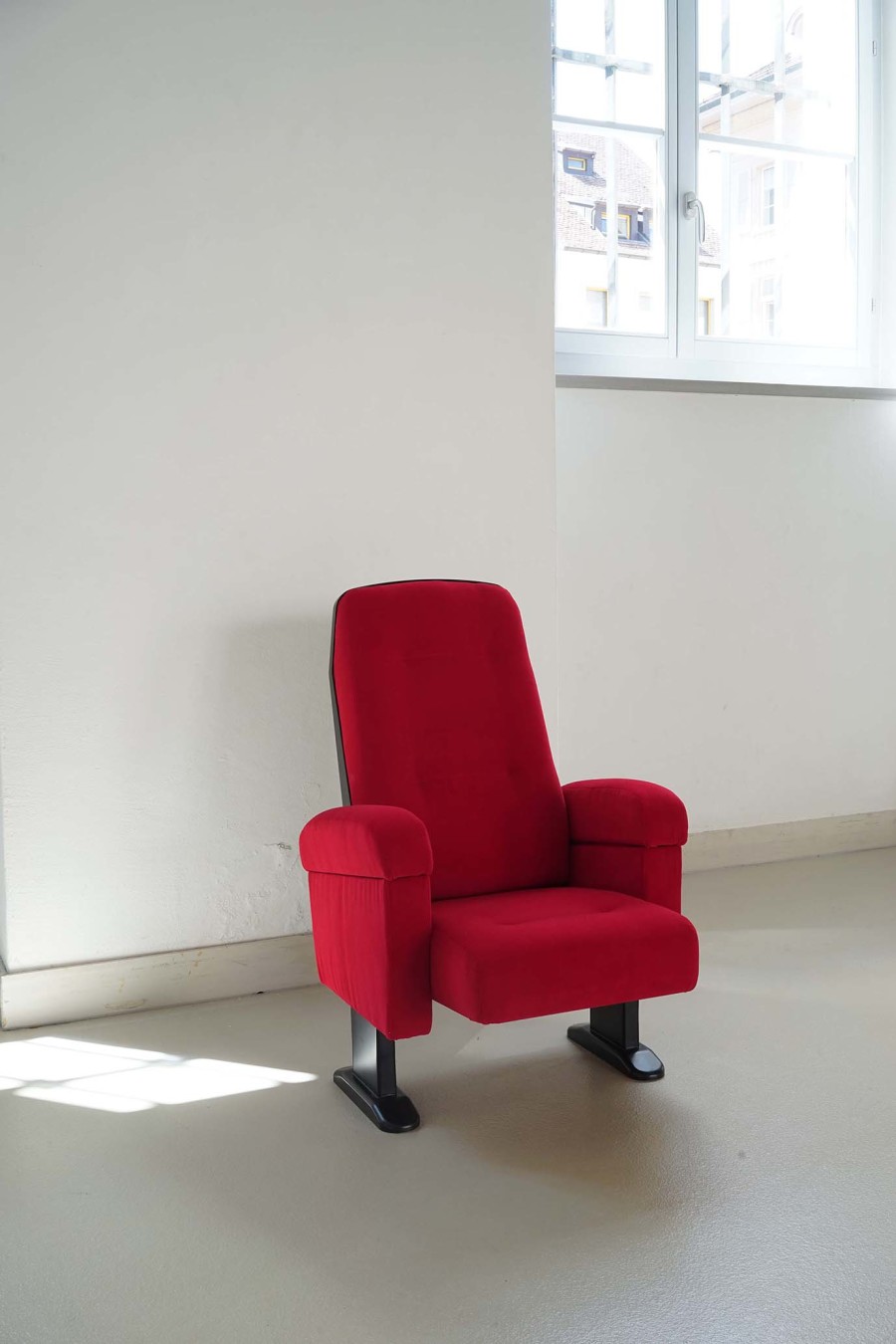 Réfléchis bien, EAC (les halles), Porrentruy, 11 May – 6 July 2025. Matthias Liechti, Cinema Chair for 6-Year Olds, 2019. Mixed medias, Courtesy of the artist