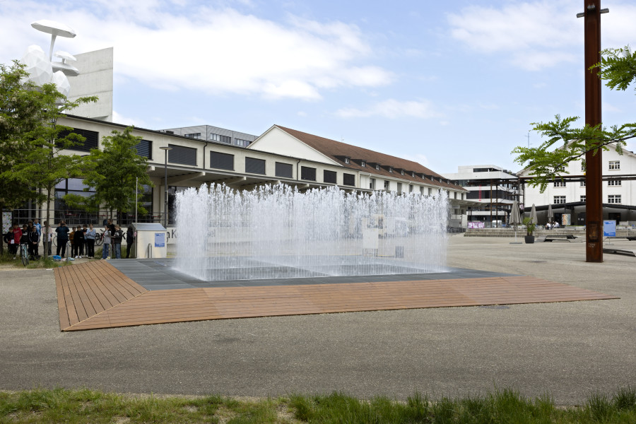 Jeppe Hein, Appearing Rooms, 2004. Water, wood, iron grating, jets, electrical pumps, computer controller, 230 x 700 x 700 cm. Courtesy KÖNIG GALERIE, Berlin, 303 GALLERY, New York, and Galleri Nicolai Wallner, Copenhagen. Installation view Freilager-Platz, Münchenstein 2023. Photo: Gina Folly. © Kunsthaus Baselland