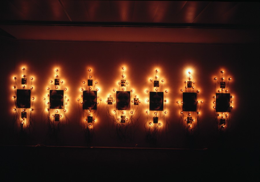 Boltanski Christian, Klagegesänge: die Mahnmale, 1987 7-teilige Rauminstallation: 23 gerahmte Fotografien, elektrische Installationen und Glühbirnen, 242 x 691 x 6 cm, Kunstmuseum Bern