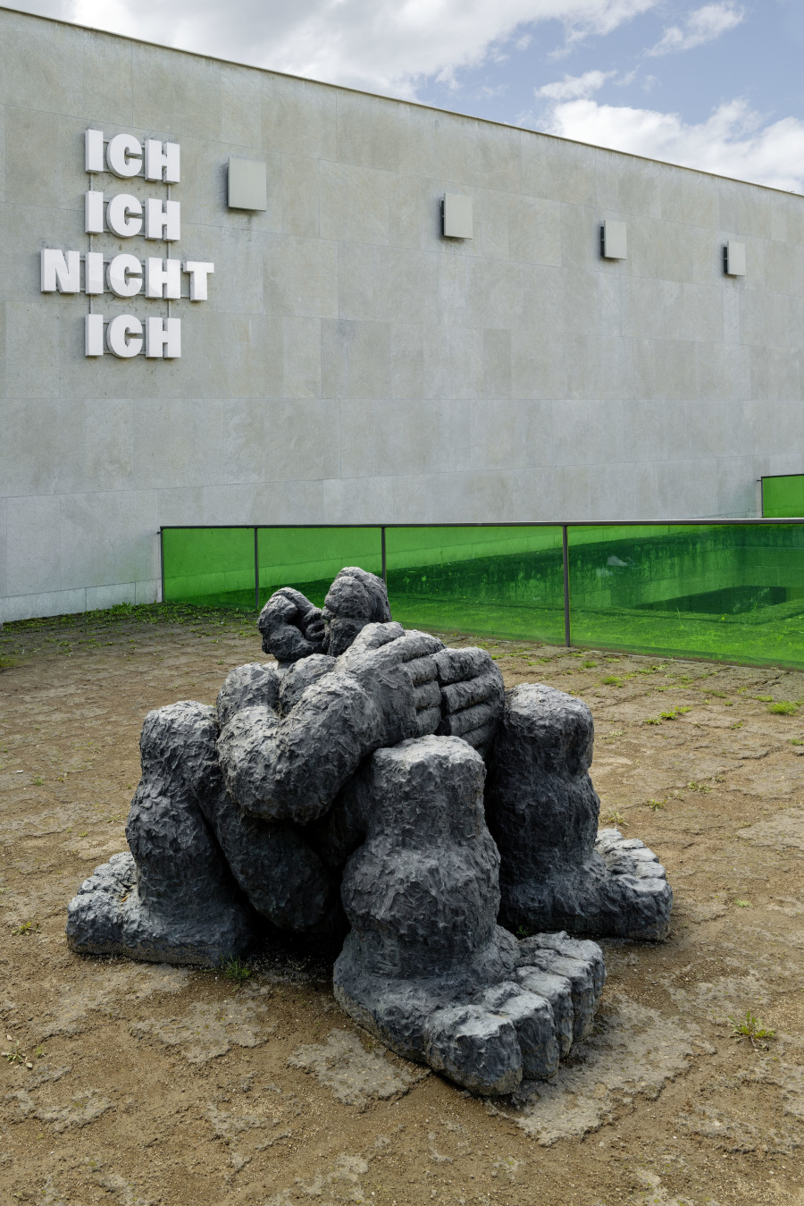 Installationsansicht Schweizer Skulptur seit 1945 - 12.06.21 – 26.09.21, Aargauer Kunsthaus, Aarau Rudolf Blättler, Mann und Weib, 1994. Bronze, 121 x 172 x 162 cm Im Besitz des Künstlers. Foto: René Rötheli, Baden