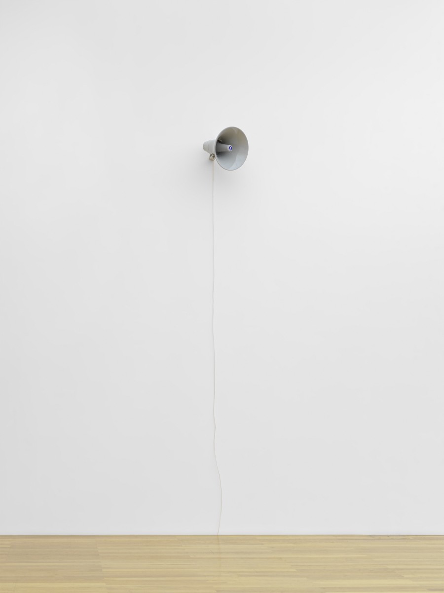 Liliana Moro, ... senza fine, 2010, Trichterlautsprecher I Horn loud speaker: ∅ 40 cm, Audio 51:38’’. Installation view, Kunstmuseum Liechtenstein, Vaduz. Foto I Photo: Stefan Altenburger Photography Zurich. © Liliana Moro