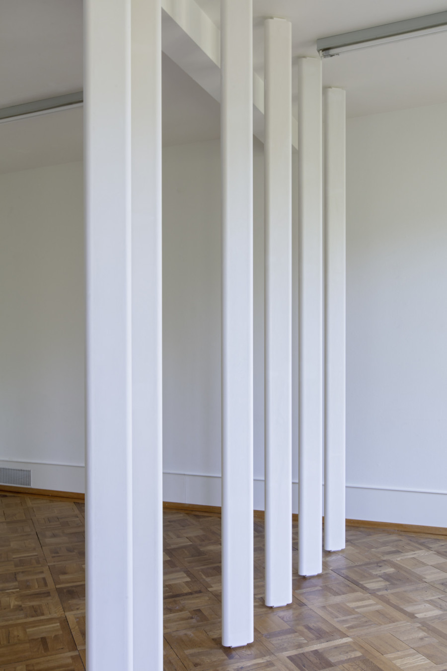 Miriam Sturzenegger, Intersecting Scores, 2020 (bestehend aus / composé de / consisting of): Pillars, 2016, Modellgips, Karton, Holz / plâtre, carton, bois / model plaster, cardboard, wood; Lamella Pillars, 2020, Synthesegips / Plâtre synthétique / Synthetic plaster stone, Courtesy the artist