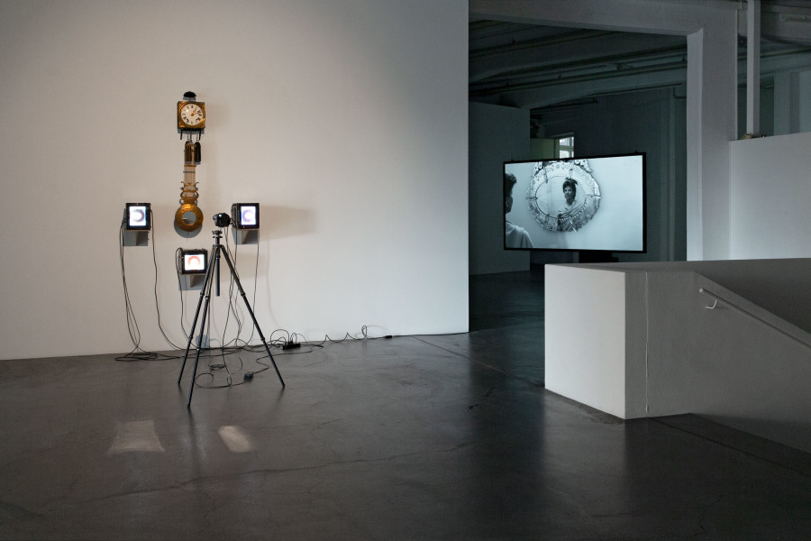 Nam June Paik, Swiss Clock TV, 1988. Esther Grether Familiensammlung; Teresa Serrano, Boca de tabla, 2007. Daros Latinamerica Collection, Zürich. Ausstellungsansicht / Installation view Kunsthaus Baselland 2021. Foto / Photo: Gina Folly