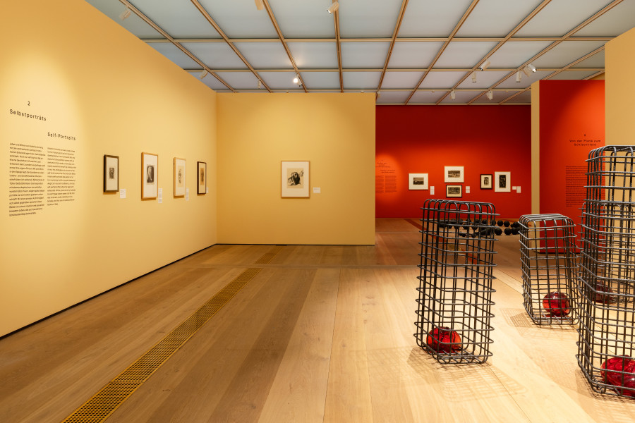 Exhibition view «Taking a Stand – Käthe Kollwitz. With interventions by Mona Hatoum», Kunsthaus Zürich, August 2023. Photo: Franca Candrian, Kunsthaus Zürich. Works Hatoum: © Mona Hatoum