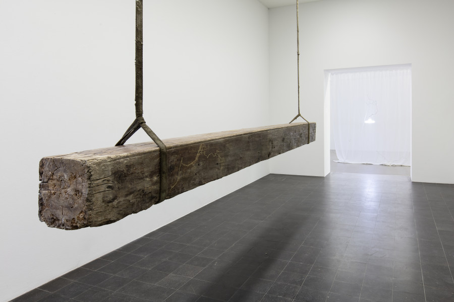 Stéphanie Saadé, The Second Space, 2017, Antiker Holzbalken, Messing, Gürtel, Metallstruktur / Poutre ancienne en bois, laiton, ceinture, structure métallique / Old wooden beam, brass, belt, metal structure, 29 x 29 x 460 cm; Courtesy Saradar Collection; Ausstellungsansicht / vue d’exposition / exhibition view Kunsthaus Centre d’art Pasquart, Fotos / photos: Stefan Rohner