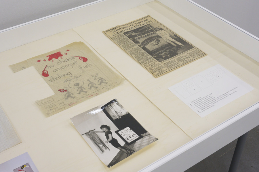 Display case, Sketches and archives, Charlotte Johannesson, Save as art?, Kunsthalle Friart Fribourg, 2023. Photo : Guillaume Python. Courtesy of the artist and Kunsthalle Friart Fribourg