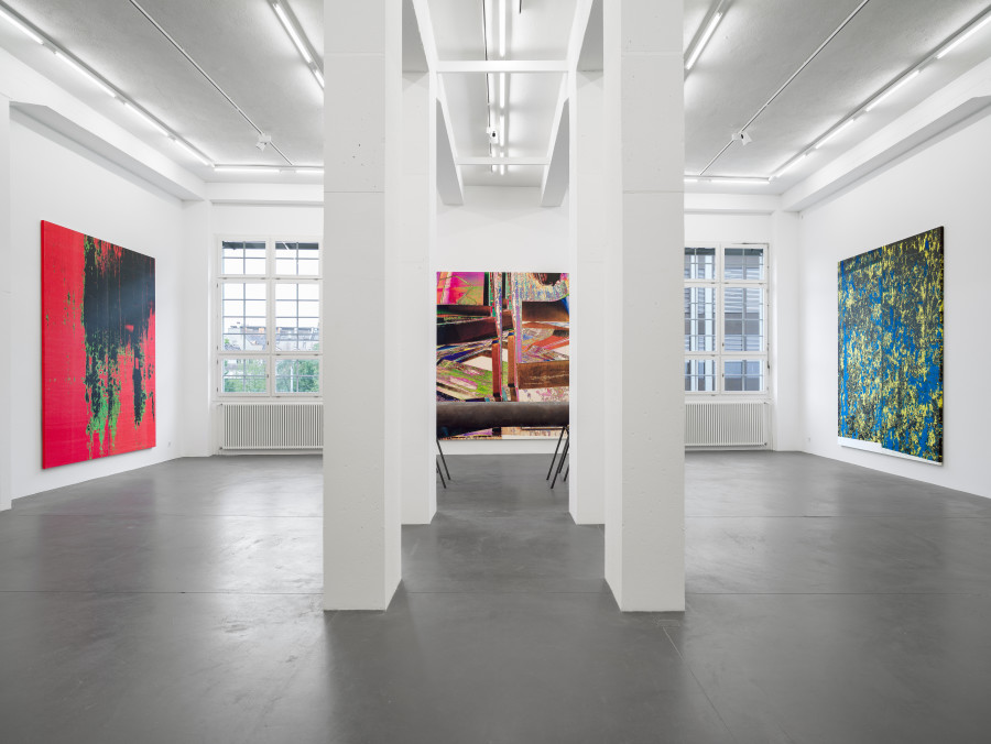 Wade Guyton, Untitled, 2025, Epson UltraChrome PRO inkjet on linen, 325 x 275 cm; Untitled, 2024, Cast bronze and aluminum, 35 x 369 x 34 cm; 31.9 x 316.9 x 32.1 cm. Installation view, Galerie Francesca Pia, Zurich 2025. Photo: Cedric Mussano