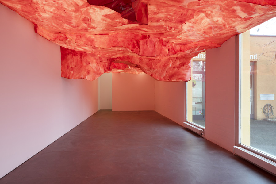 Simone Holliger, venir en main, 2022. Papier, Acrylfarbe, Kleber, Holz. Courtesy the artist. Installation view Kunsthaus Baselland 2023. Photo: Gina Folly