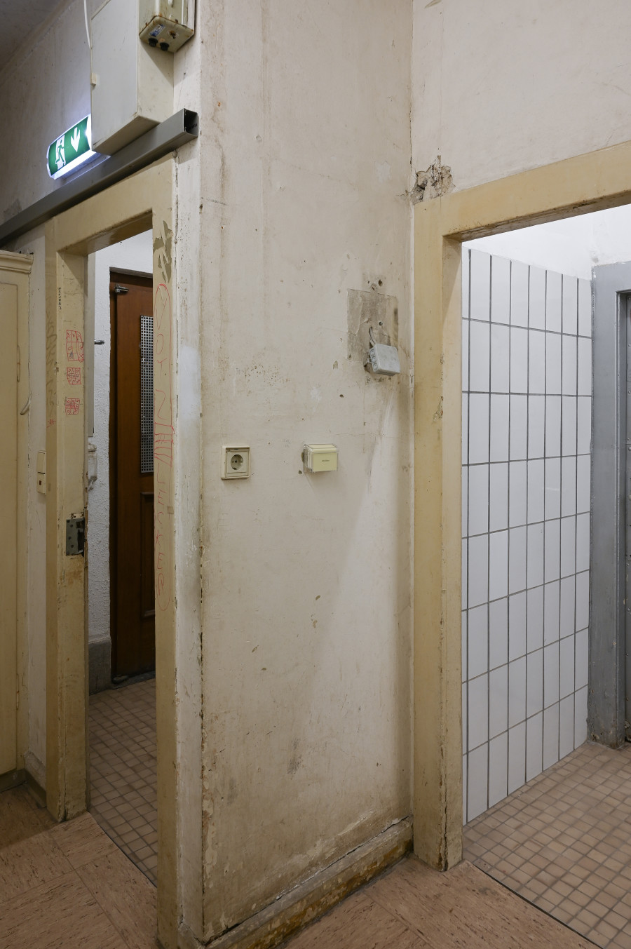 Jason Hirata, "Refried Beans" (installation view), 2025, Jason Hirata, Vergeltung at Kaiserwache, Freiburg im Breisgau, 2025. Courtesy: the Artist and Kaiserwache. Photo: Stefan Lux