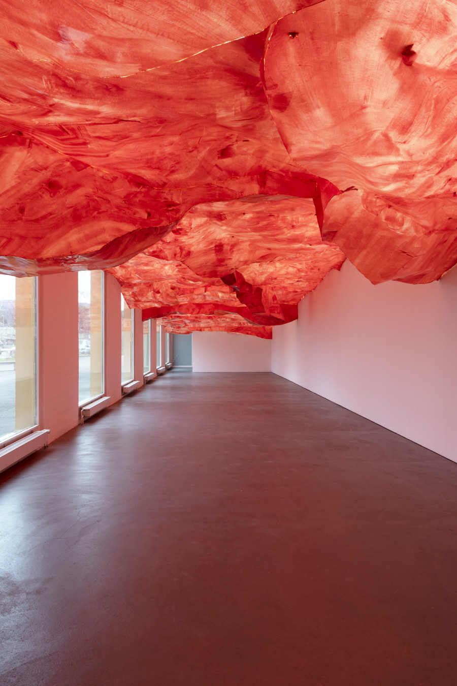 Simone Holliger, venir en main, 2022. Papier, Acrylfarbe, Kleber, Holz. Courtesy the artist. Installation view Kunsthaus Baselland 2023. Photo: Gina Folly