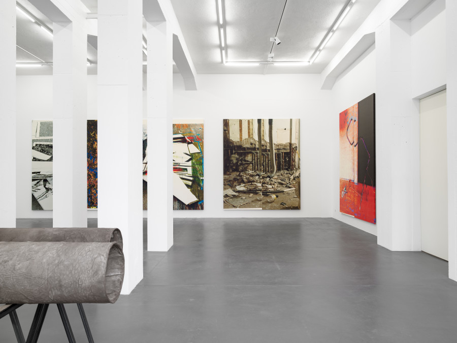 Wade Guyton, Untitled, 2025, Epson UltraChrome PRO inkjet on linen, 325 x 275 cm; Untitled, 2024, Cast bronze and aluminum, 35 x 369 x 34 cm; 31.9 x 316.9 x 32.1 cm. Installation view, Galerie Francesca Pia, Zurich 2025. Photo: Cedric Mussano