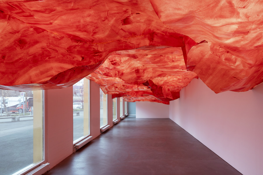 Simone Holliger, venir en main, 2022. Papier, Acrylfarbe, Kleber, Holz. Courtesy the artist. Installation view Kunsthaus Baselland 2023. Photo: Gina Folly