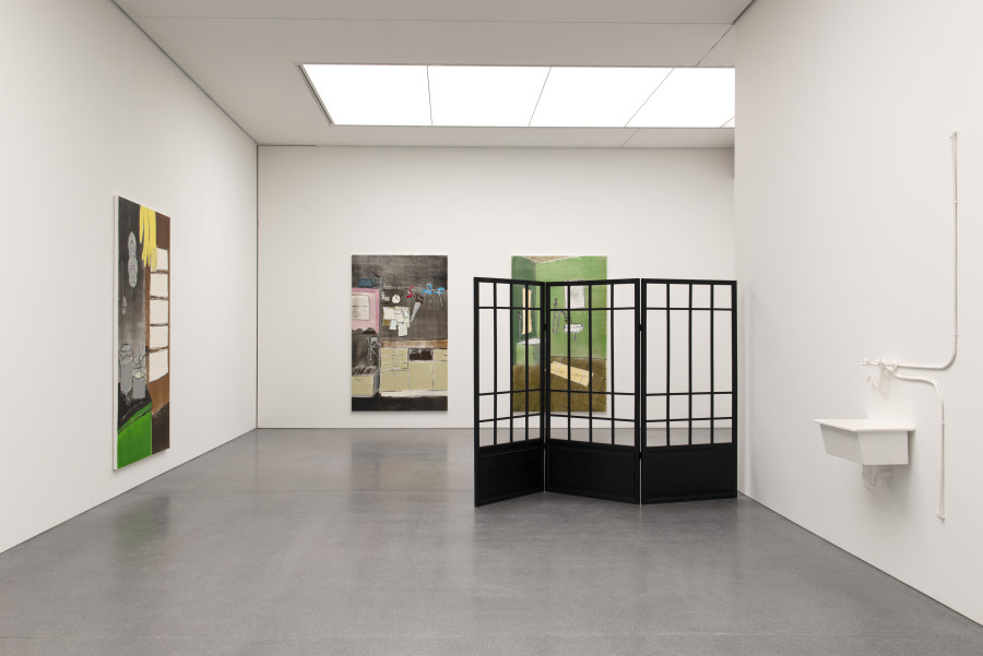 Zilla Leutenegger, Ausstellungsansicht mit den Monotypien Alpküche (2020), Broken Kitchen (2021), Bagno Verde (2020) und der Installation Tropf, tropf (2018).  Alle: Courtesy the artist and Galerie Peter Kilchmann, Zürich