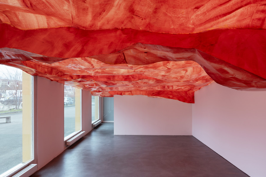 Simone Holliger, venir en main, 2022. Papier, Acrylfarbe, Kleber, Holz. Courtesy the artist. Installation view Kunsthaus Baselland 2023. Photo: Gina Folly