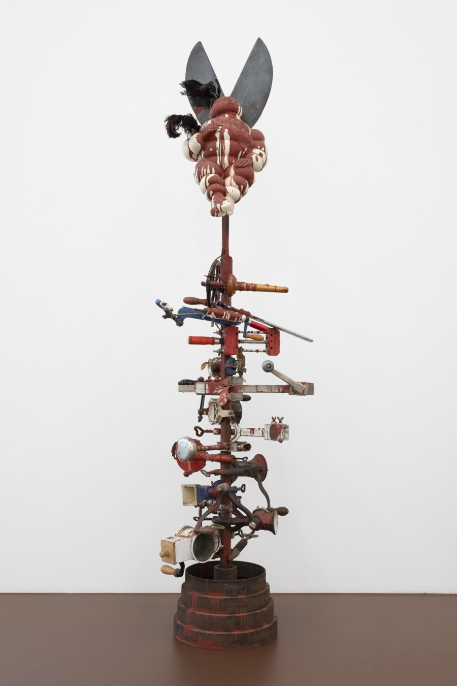 Daniel Spoerri, Canibalen Totenesser Totempfahl mit Michelin Männchen, 1986, Assemblage, 197 x 56 x 56 cm, 77 1/2 x 22 x 22 in. Courtesy of the artist and Karma International, Zurich. Photo credits: Isabel Rotzler