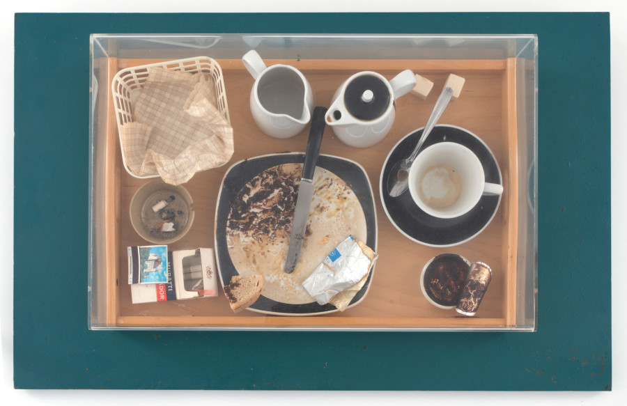 Daniel Spoerri, Variations d'un petit déjeuner, 1966. Assemblage: Keramik, Tabak, Papier, Streichhölzer, Zucker, Brot, Aluminium, Plastik. Aargauer Kunsthaus, Aarau © 2021, ProLitteris, Zürich. Foto: Brigitt Lattmann