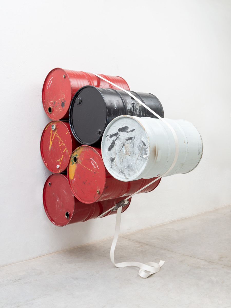 Jose Dávila, The rope sometimes bursts, 2022, Metal drums and ratchet strap, 217 x 89 x 170 cm. Photo: Agustín Arce