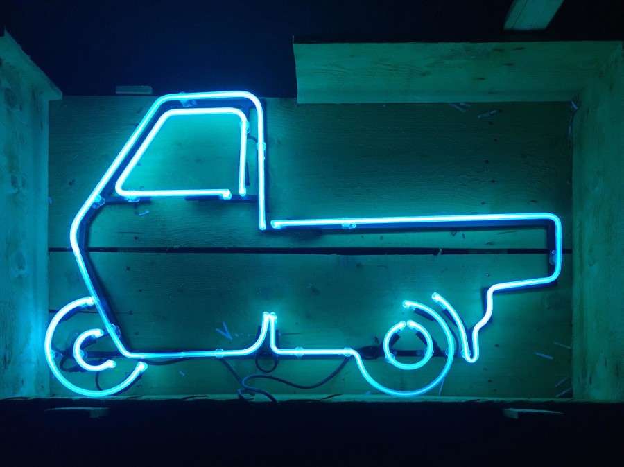 Daniel Ruggiero, Urbangame Car, 2021. Tube de verre soufflé et gaz néon, 57 x 97 x 3 cm.