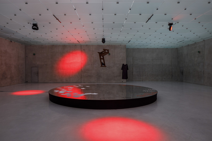 Anna Boghiguian, Dive into the Dark Dive Box, 2022, Ausstellungsansicht 3. Obergeschoss, Kunsthaus Bregenz, 2022. Foto: Markus Tretter. Courtesy of the artist © Anna Boghiguian, Kunsthaus Bregenz