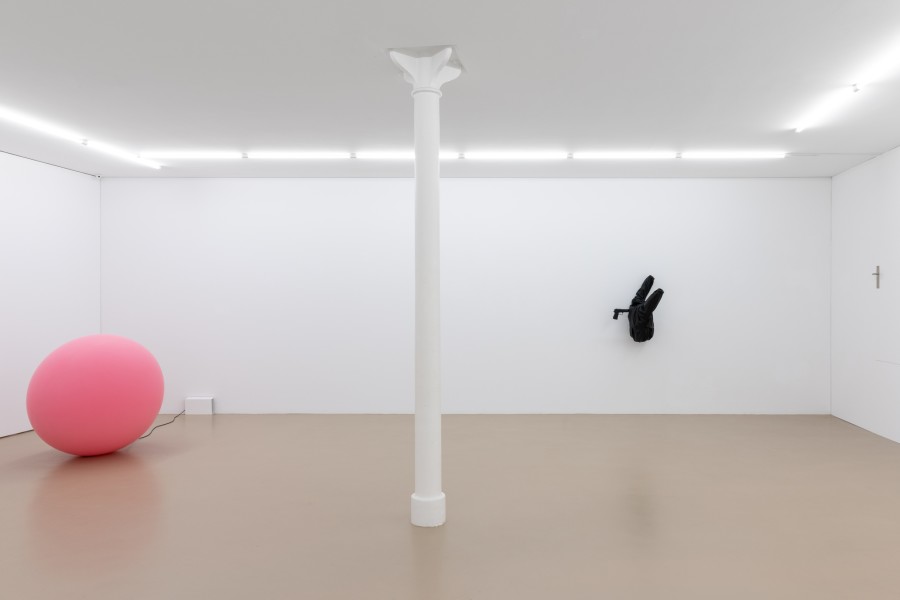 Dorian Sari, Ayayayay (r.), 2021, © Dorian Sari, Foto: Jonas Hänggi. Kunstmuseum Basel Gegenwart