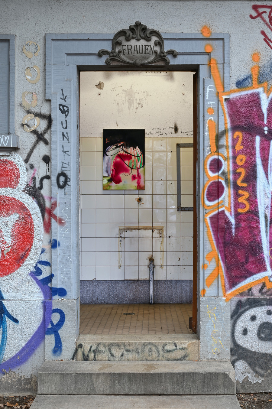 Mirjam Walter, "Aufstehen" (installation view), 2025, 65 x 45 cm, Mirjam Walter, "gestohlen bleiben" at Kaiserwache, Freiburg im Breisgau, 2025. Courtesy: the Artist and Kaiserwache. Photo: Stefan Lux