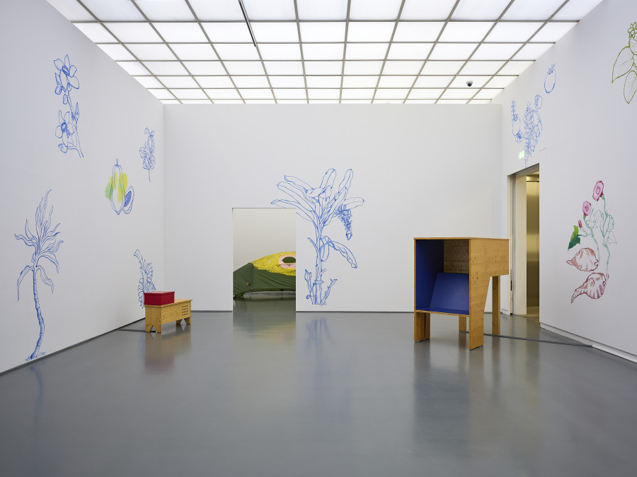 Installationsansicht Auswahl 22. Aargauer Kunstschaffende, 3.12.2022 – 2.1.2023, Aargauer Kunsthaus, Aarau. Ishita Chakraborty, Exotische Pflanzen im Garten – Was tun?, 2022. Foto: David Aebi, Bern