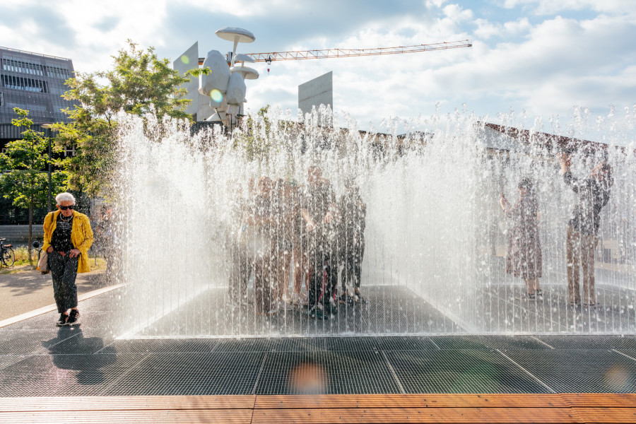 Jeppe Hein, Appearing Rooms, 2004. Water, wood, iron grating, jets, electrical pumps, computer controller, 230 x 700 x 700 cm. Courtesy KÖNIG GALERIE, Berlin, 303 GALLERY, New York, and Galleri Nicolai Wallner, Copenhagen. Installation view Freilager-Platz, Münchenstein 2023. Photo: Pati Grabowicz. © Kunsthaus Baselland