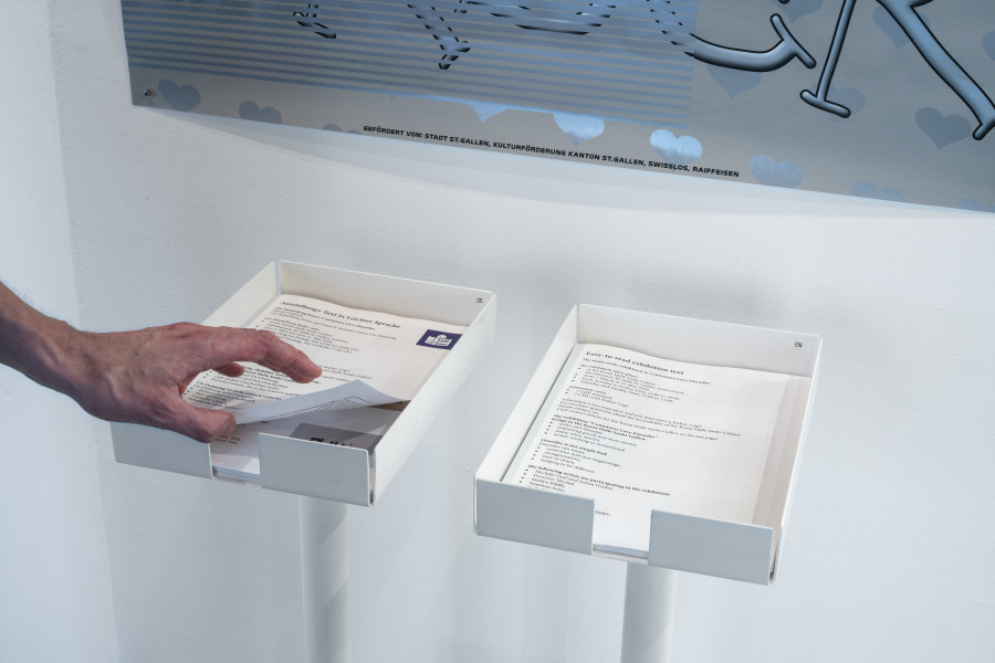 Matthias Sohr, Easy-to-read exhibition text «Containers Love Disorder», 2026. Photo: Kunst Halle Sankt Gallen, E. Sommer.
