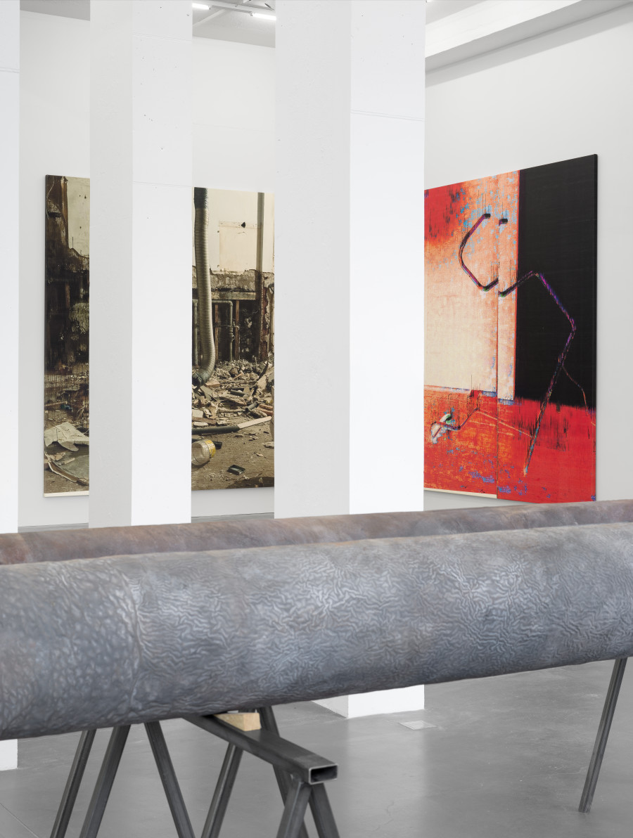 Wade Guyton, Untitled, 2025, Epson UltraChrome PRO inkjet on linen, 325 x 275 cm; Untitled, 2024, Cast bronze and aluminum, 35 x 369 x 34 cm; 31.9 x 316.9 x 32.1 cm. Installation view, Galerie Francesca Pia, Zurich 2025. Photo: Cedric Mussano
