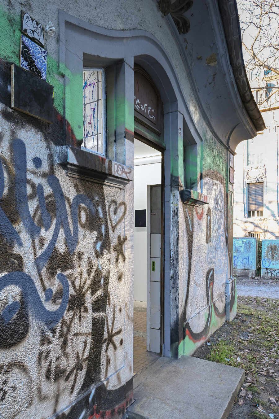 Mirjam Walter, "das Meer nimmt seine Farbe vom Himmel" (installation view), 2025, left: 61,9 x 36,7 cm, right: 61,4 x 36,9 cm, Mirjam Walter, "gestohlen bleiben" at Kaiserwache, Freiburg im Breisgau, 2025. Courtesy: the Artist and Kaiserwache. Photo: Stefan Lux