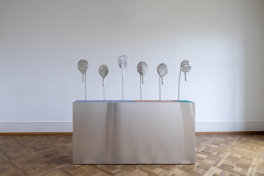 Gil Pellaton, 1’000 Brains, 2021 Handpolierte Zinn- und Aluminiumgüsse, Leder, Aluminium, Holz / Fontes d’étain et d’aluminium polies à la main, cuir, aluminium, bois / Hand-polished pewter and aluminium castings, leather, aluminium, wood, Je / chacun / each 200 x 170 x 35 cm, Courtesy the artist; Ausstellungsansicht / vue d’exposition / exhibition view Kunsthaus Centre d’art Pasquart, Fotos / photos: Guadalupe Ruiz / Gil Pellaton