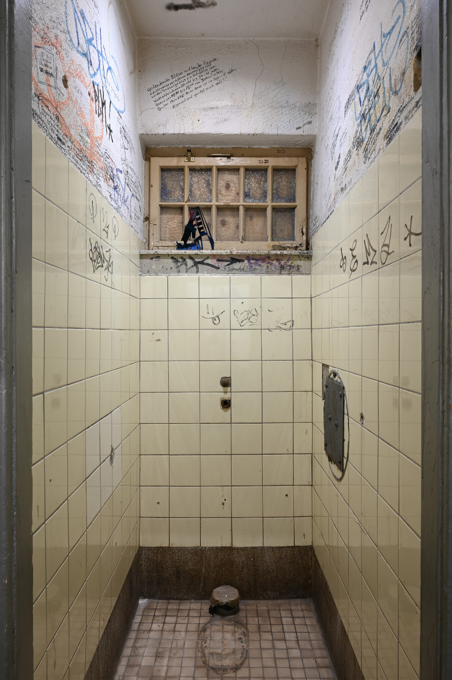 Mirjam Walter, "aller. jamais retour" (installation view), 2025, dimensions variable, Mirjam Walter, "gestohlen bleiben" at Kaiserwache, Freiburg im Breisgau, 2025. Courtesy: the Artist and Kaiserwache. Photo: Stefan Lux