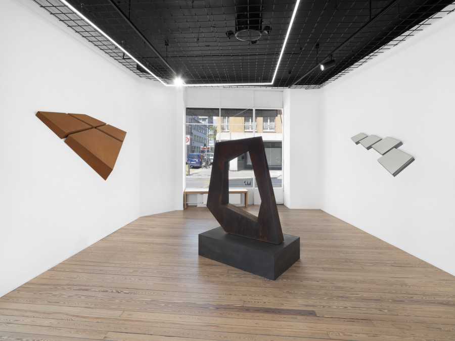Exhibition view, Wolfram Ullrich, Double Treat, galerie lange + pult, Geneva, 2025. Photo credit: Julien Gremaud