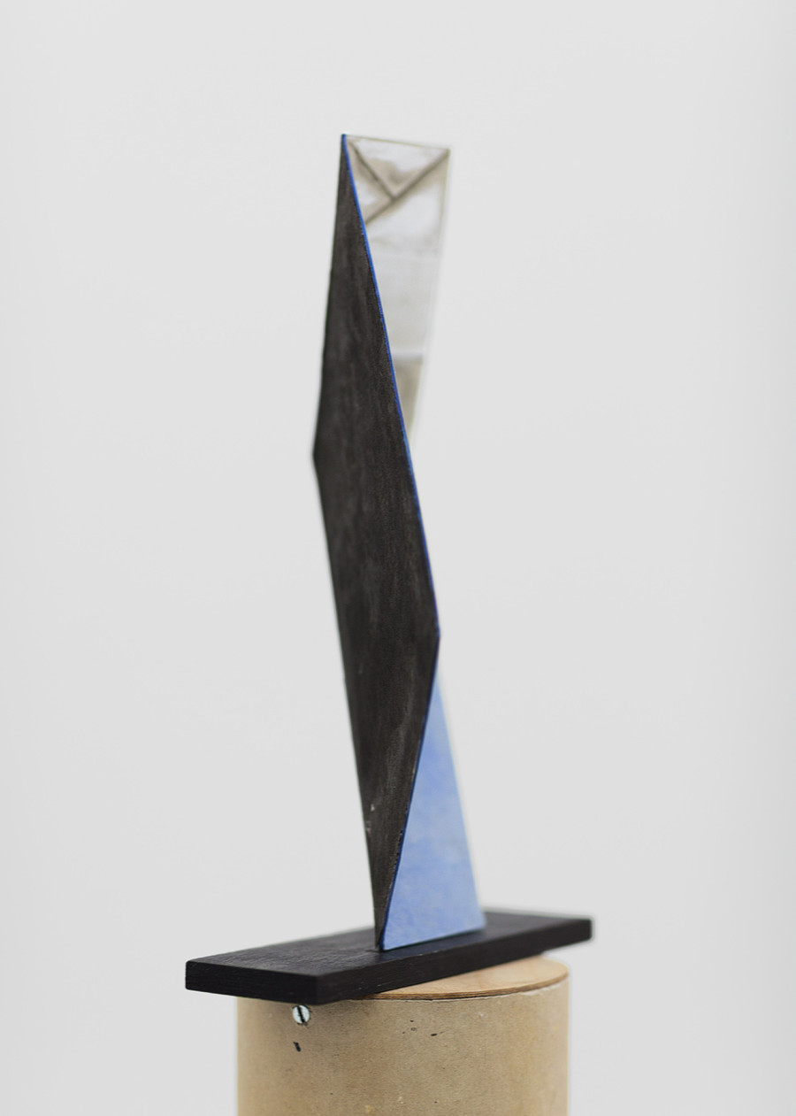 Markus Raetz, Paquet, Bern, 26.3.2008, Cardboard, folded, glued and painted (watercolor); plinth: wood, stained black, waxed, base: cardboard tube, support plate: plywood, 26.1 x 17 x 9 cm. Photo: SIK-ISEA, Zürich/Philipp Hitz