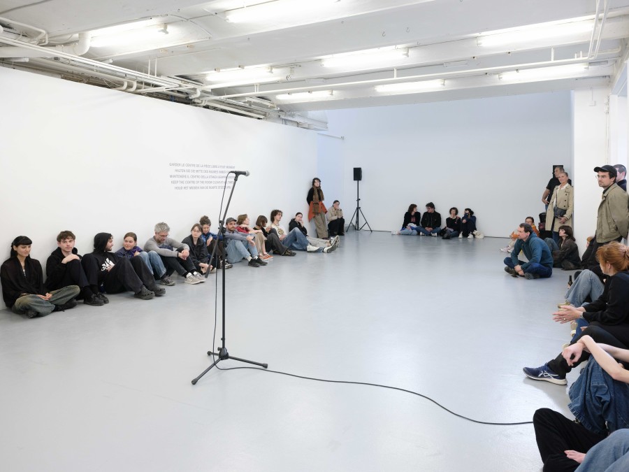 Interstices, performances, Saša Karalić , Showing up. CAN Centre d’art Neuchâtel, 2024. Photography: Sebastian Verdon / all images copyright and courtesy of the artists and CAN Centre d’art Neuchâtel.