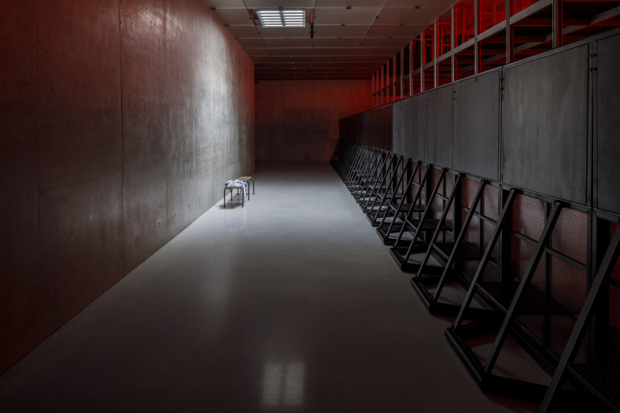 Anne Imhof, Untitled (Bench I), 2024, Installation view second floor Kunsthaus Bregenz, 2024. Photo: Markus Tretter. Courtesy of the artist, Galerie Buchholz, Sprüth Magers © Anne Imhof, Kunsthaus Bregenz