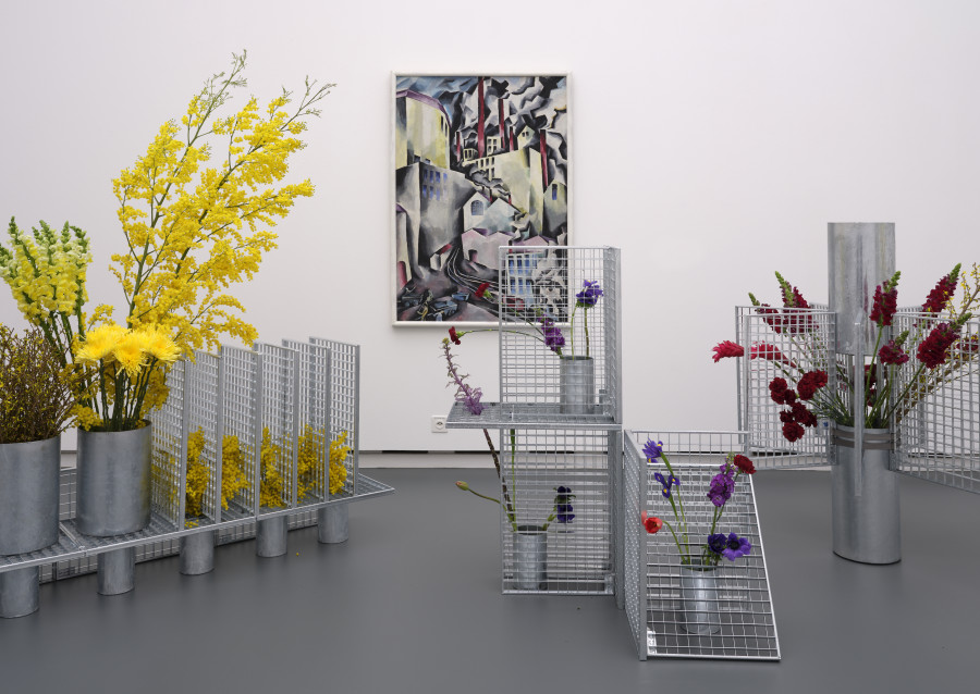 Blumen für die Kunst, Florale Interpretation: Angela Kaspar, Zürich Werk: Otto Morach, Fabrikumbau, 1916 Aargauer Kunsthaus / Depositum Sammlung Werner Coninx. Foto: David Aebi, Burgdorf