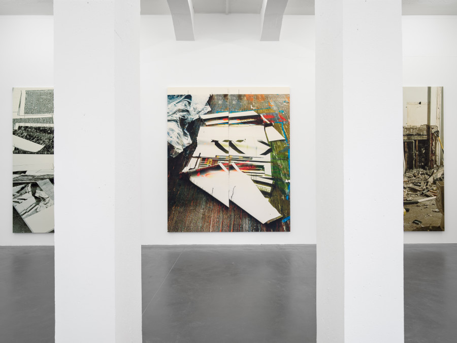 Wade Guyton, Untitled, 2025, Epson UltraChrome PRO inkjet on linen, 325 x 275 cm. Installation view, Galerie Francesca Pia, Zurich 2025. Photo: Cedric Mussano