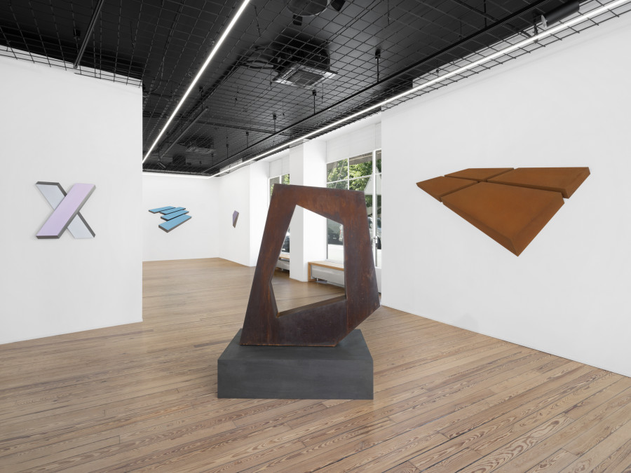 Exhibition view, Wolfram Ullrich, Double Treat, galerie lange + pult, Geneva, 2025. Photo credit: Julien Gremaud