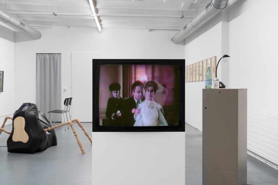 Joanie 4 Jackie Chainletter tapes, Bird Cage Wedding Cake by Ryder Cooley and Rachel Mayeri from The Velvet Chainletter, 1995, 4:3 (colour, sound), 14:50’, Courtesy of Ryder Cooley and Rachel Mayeri and the Getty Research Institute, Los Angeles. Photo credits: marytwo