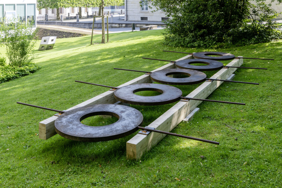 Installationsansicht Schweizer Skulptur seit 1945 - 12.06.21 – 26.09.21, Aargauer Kunsthaus, Aarau Vincenzo Baviera, Mehrfachpendel / Bodenpendel, 1985. Eisen, Holz, 630 x 210 x 400 cm. Im Besitz des Künstlers. Foto: René Rötheli, Baden