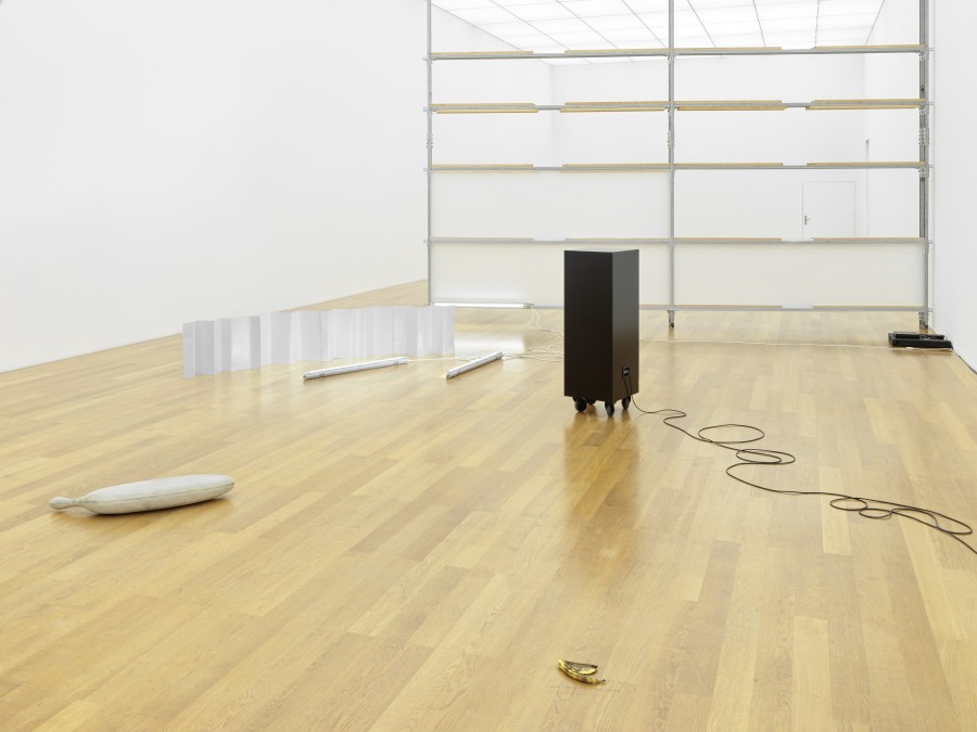 Liliana Moro, Andante con moto, 2023, Beton, Bananenschale, drei Breitbandlautsprecher, Aluminium I Concrete, banana peel, three full-range loudspeakers, aluminium, Betonbanane I Concrete banana: 14 x 93 x 17 cm, Lautsprecher I Loudspeakers: je I each 123 x 45 x 40 cm, Audio: 19:57’’, 31:37’’, 39:24’’. Installation view, Kunstmuseum Liechtenstein, Vaduz. Foto I Photo: Stefan Altenburger Photography Zurich. © Liliana Moro/Kunstmuseum Liechtenstein