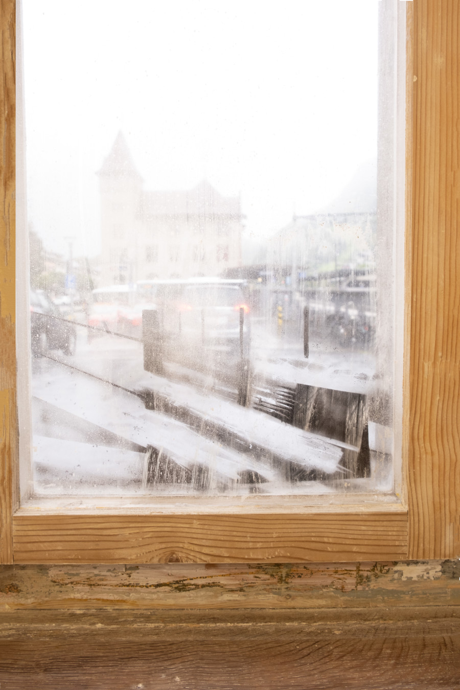 Exhibition view, Sebastian Haas, Gepäckausgabe Glarus, 2024.